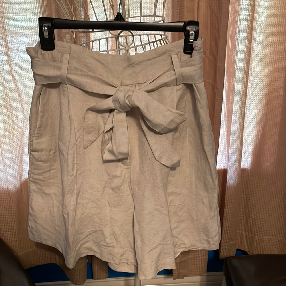 H&M Women’s linen dress shorts.  Size 10.